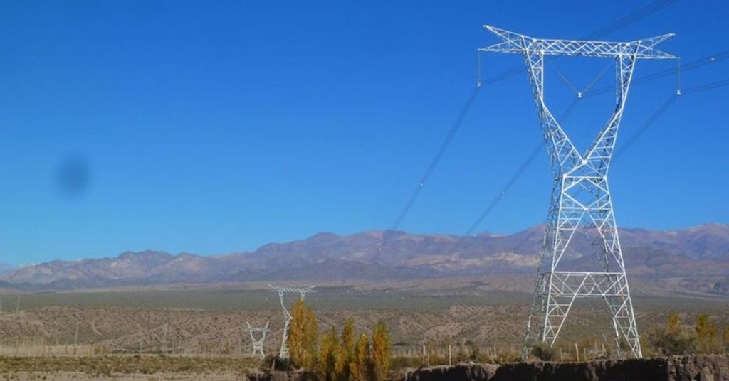 Torres de transmisión eléctrica de 500 kV con la cordillera de San Juan de fondo