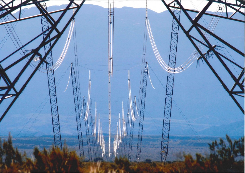 Torres de la línea de alta tensión de 500 kV en San Juan, Argentina, centro del debate por el acceso eléctrico del proyecto Vicuña