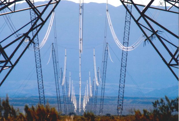 Torres de la línea de alta tensión de 500 kV en San Juan, Argentina, centro del debate por el acceso eléctrico del proyecto Vicuña