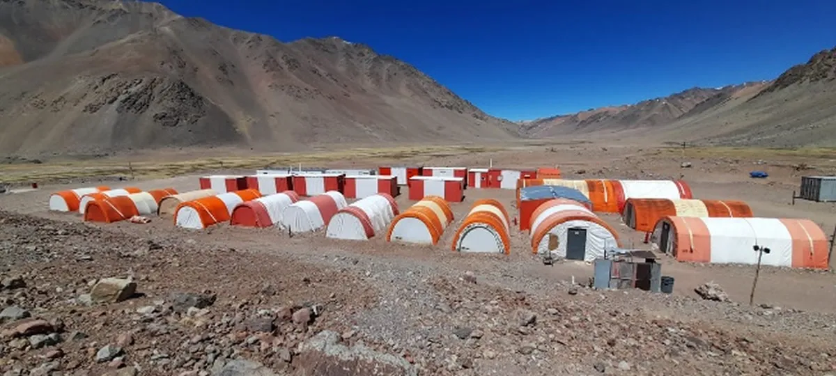 Campamento del proyecto minero Los Azules en Calingasta, vinculado a la discusión sobre agua minera