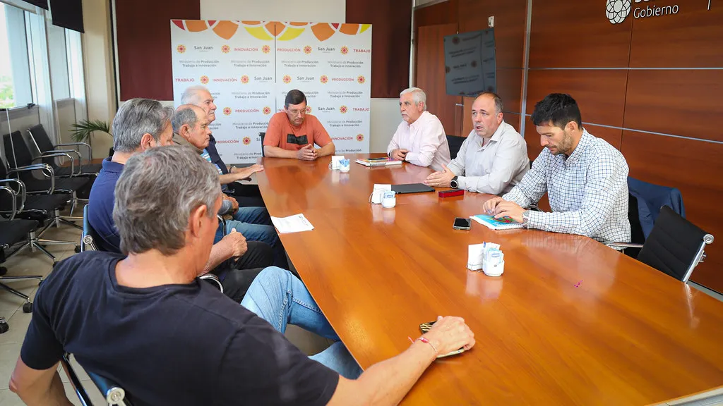 Reunión convocada por el Ministerio de Producción, Trabajo e Innovación junto a las entidades que representan a los viñateros, 15 de Octubre.