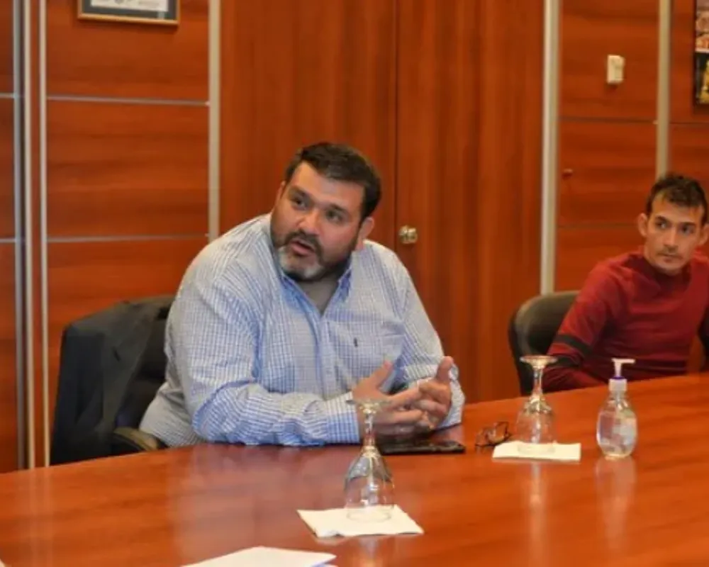 fotografía profesional de Rodolfo Aballay, presidente de la Cámara de Proveedores Mineros de Jáchal, hablando en una oficina de reuniones en San Juan sobre la falta de contrataciones.