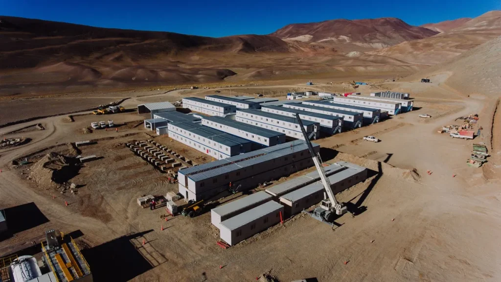 Vista aérea del campamento del proyecto minero Vicuña en la cordillera de San Juan, Argentina