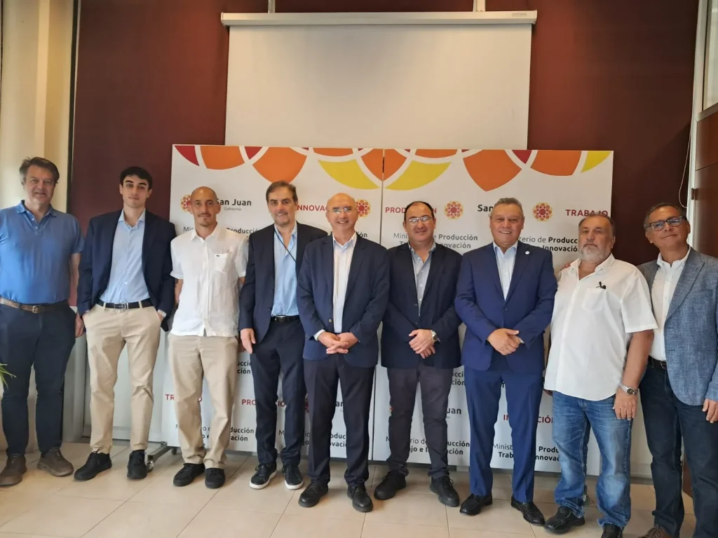 Varios empresarios de frente posando para una foto institucional.