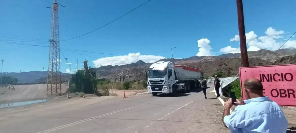 Camiones con volcadores y bateas.