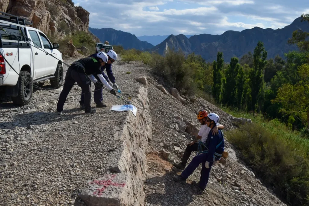 Cursos minería San Juan: Entrenamiento de trabajo en altura minería en terreno vertical con maniobras de rescate con cuerdas.