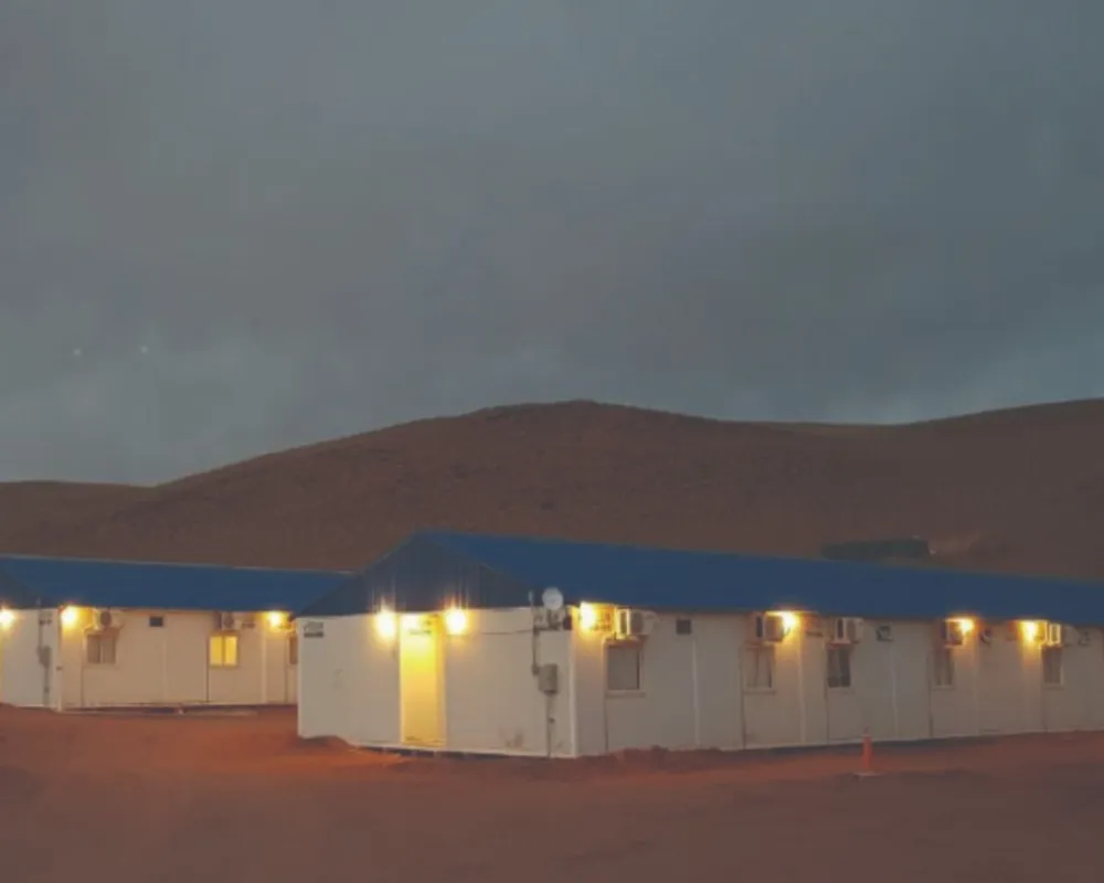 Vista exterior de un campamento de alta montaña edificado con sistemas industrializados eficientes.