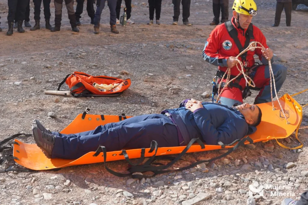 rescate minero San Juan maniobras de atención primaria y traslado de herido en camilla