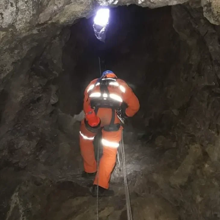 Ingreso a labor subterránea durante entrenamiento práctico de rescate en interior mina.