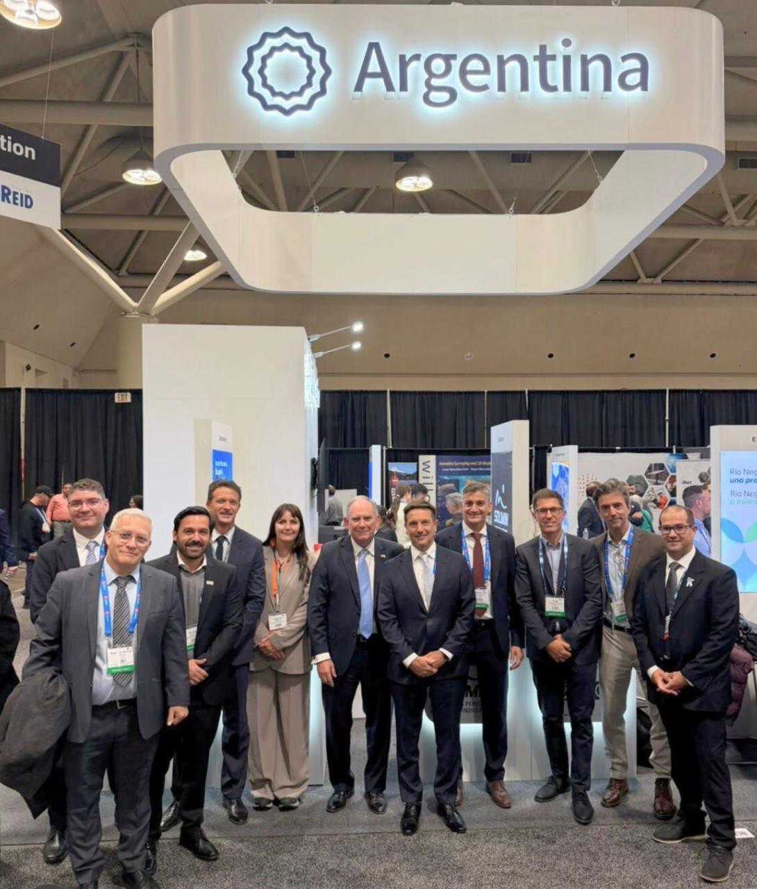 Delegación argentina y sanjuanina en el pabellón de la PDAC.