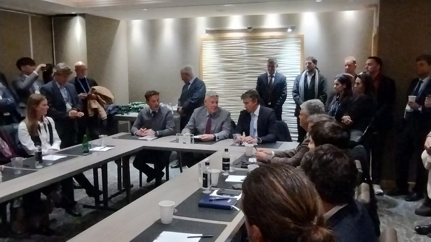 Hochstein con proveedores locales de una juan en Toronto