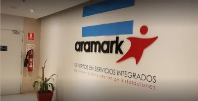 Pared con el logo de Aramark