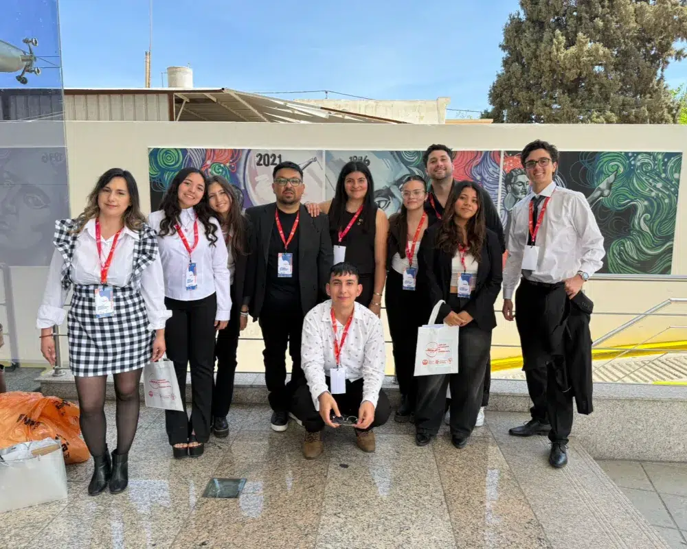Grupo de estudiantes de ingeniería de minas y metalurgia de la UNSJ posando durante un evento académico de minería en San Juan.
