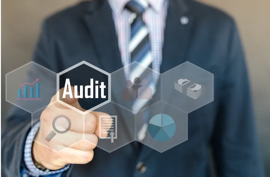 Persona de traje auditando un proceso.