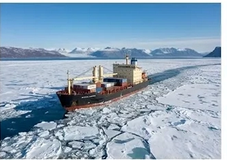 Contenido original de ACERO Y ROCA - Prohibida su reproducción Buque mercante navegando entre hielo marino fragmentado. Imagen ilustrativa de Acero y Roca.