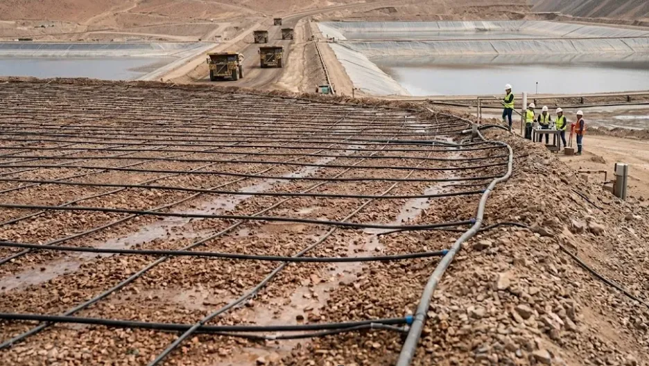 Imagen de Acero y Roca Pilas de biolixiviación para estabilización de arsénico como escorodita. Imagen ilustrativa de Acero y Roca