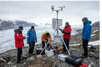 Contenido Original de ACERO Y ROCA - Prohibida su reproducción Equipo científico recolectando datos en terreno. Imagen ilustrativa de Acero y Roca.