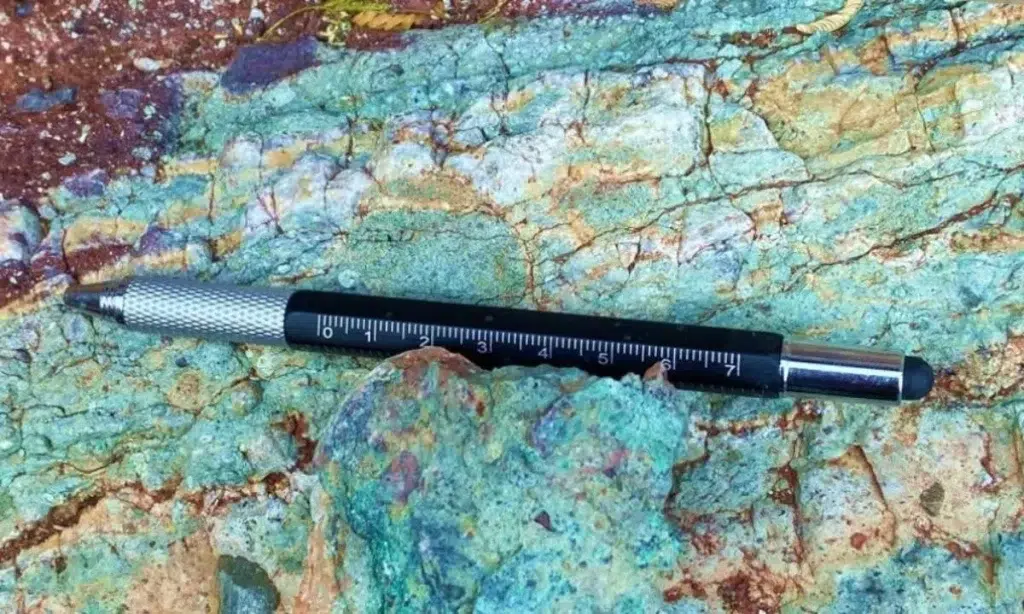 muestreo geoquímico de cobre en sedimentos fluviales.