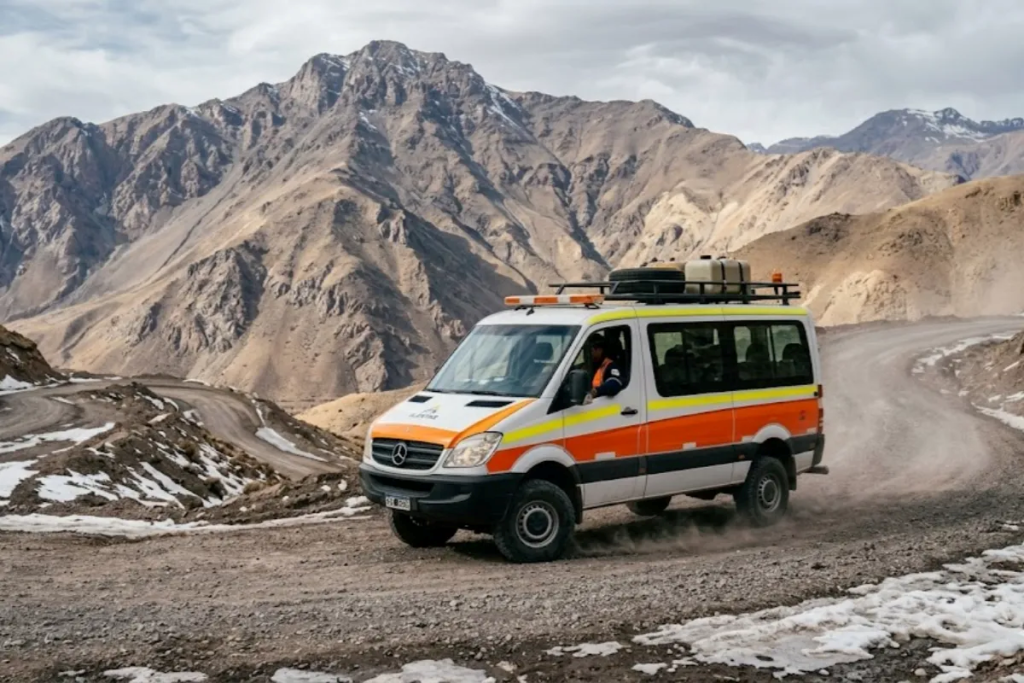 Camioneta minera transitando camino de ripio y alta montaña en la cordillera de los Andes.