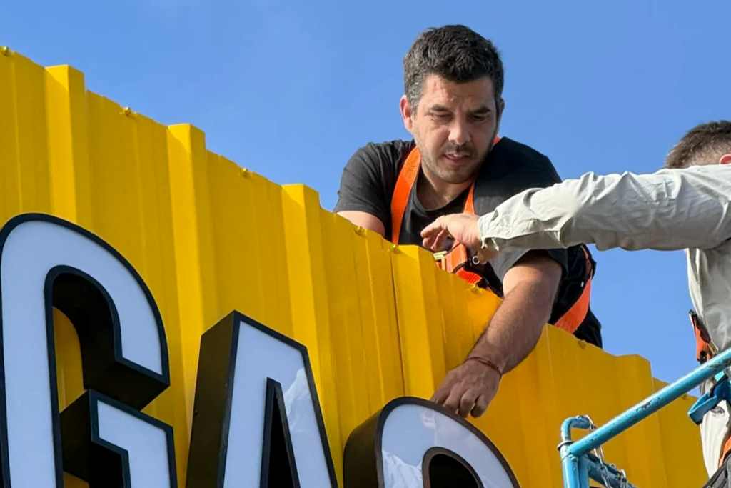 Personal técnico de Punto Tres realiza trabajos de altura en el montaje de cartelería corpórea para un proveedor minero local.