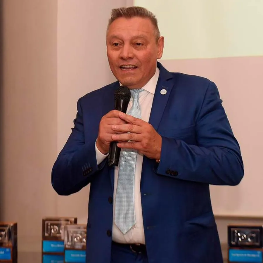 Foto de un hombre con traje que es el presidente de Pymes Argentina