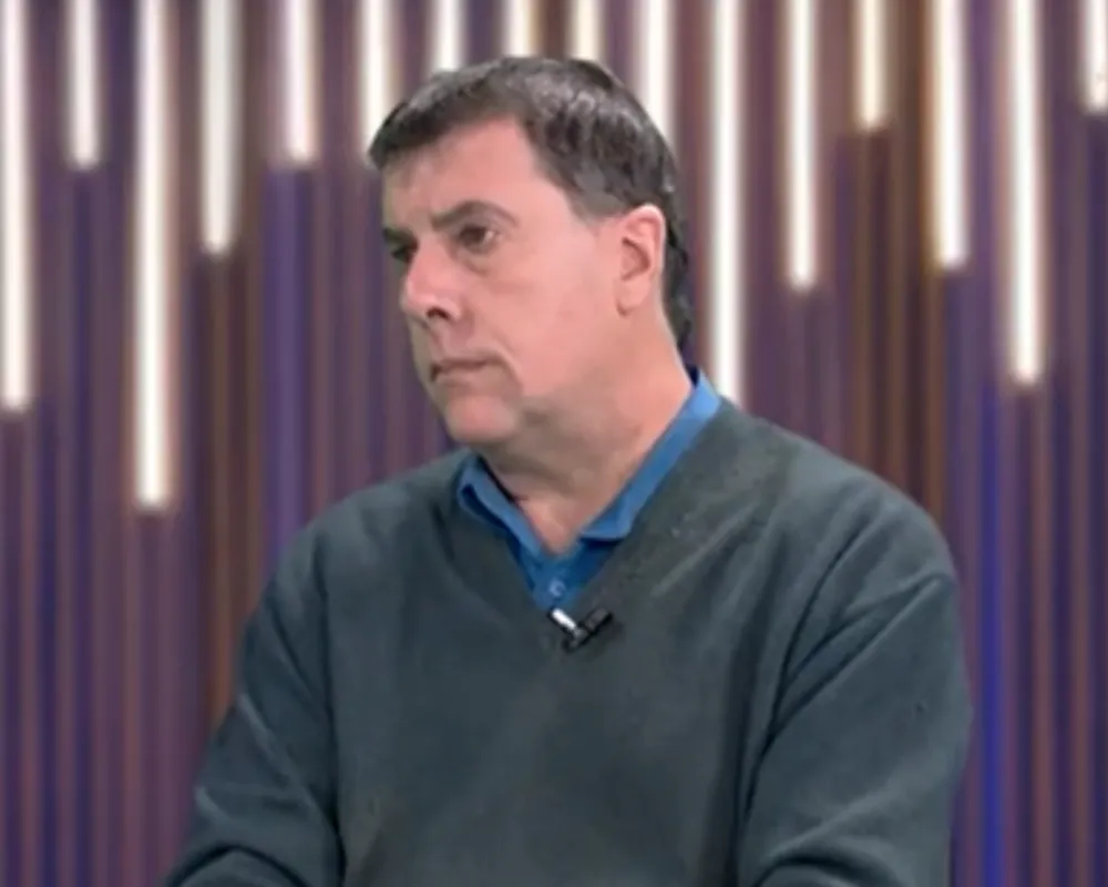 Diego Hagman, de la Federación Económica de San Juan, sonríe tras firmar un contrato en su oficina, proyectando el crecimiento de las pymes proveedoras mineras bajo la nueva reforma laboral.