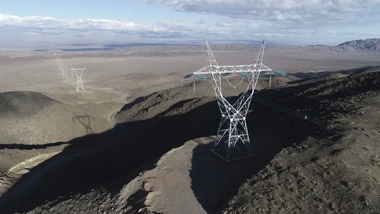 Tendido y torres de alta tensión para la conexión eléctrica entre Mendoza y San Juan.