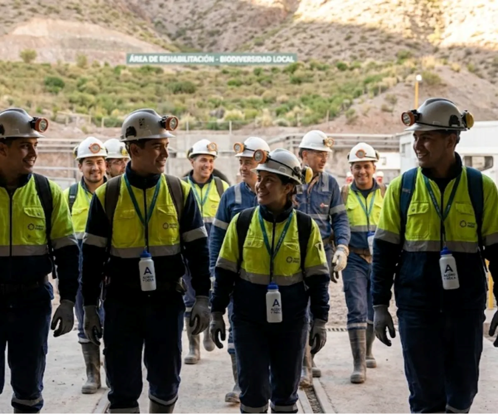 Imagen de Acero y Roca Personal terminando una jornada de trabajo. Imagen de Acero y Roca