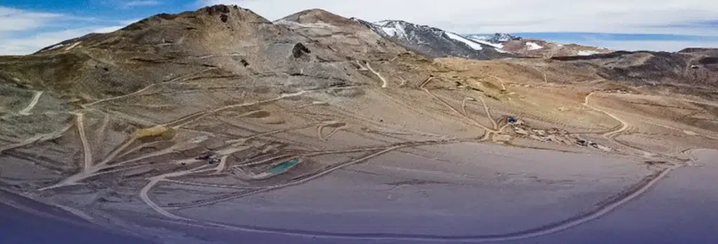 Paisaje de alta montaña en el yacimiento Filo del Sol, parte del distrito minero binacional Vicuña.