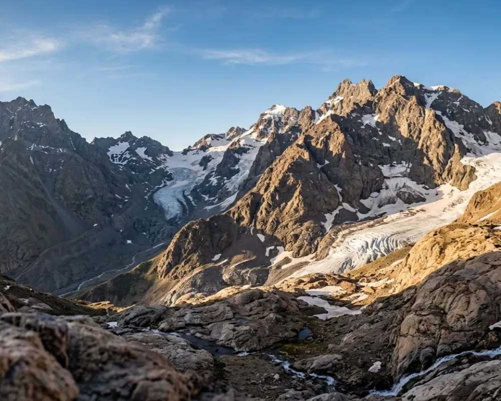 Contenido Original de ACERO Y ROCA - Prohibida su reproducción Paisaje cordillerano. Imagen de acero y roca