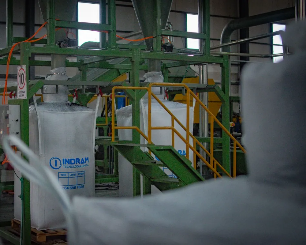 nterior de la planta de Indram en el PITAR mostrando Big Bags llenos de granulado de caucho certificado por el INTI para economía circular.