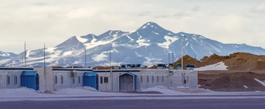 Instalaciones del campamento del proyecto Josemaría Lundin Mining en el departamento Iglesia.