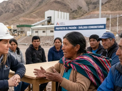 Comunidad dialogando con ejecutivos. Imagen de Acero y Roca