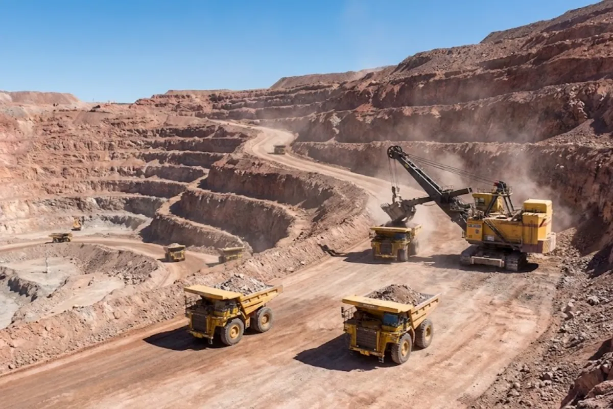 Proveedores mineros y trabajadores en una operación a cielo abierto.