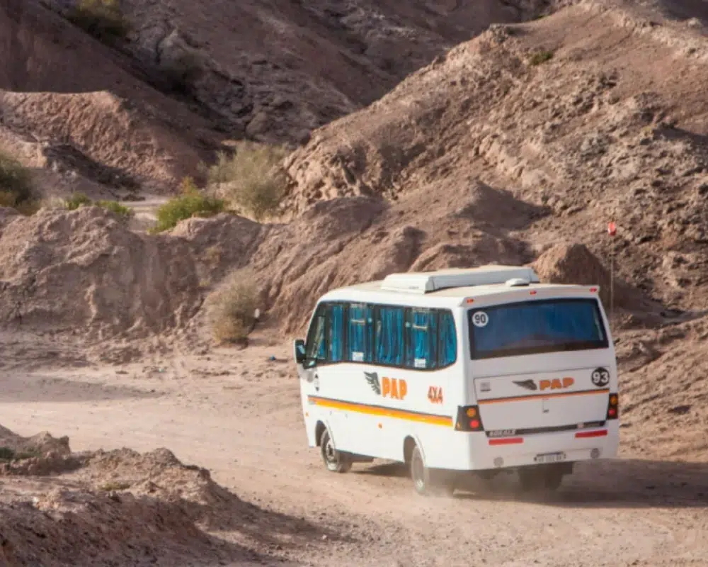 Minibús 4x4 de PAP SRL circulando por un camino de tierra en zona de montaña en San Juan.