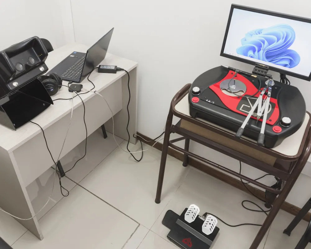 Profesional de salud de Clínica Alemana operando software especializado de psicosensometría para registro de datos sensoriales y cognitivos de un trabajador de faena.