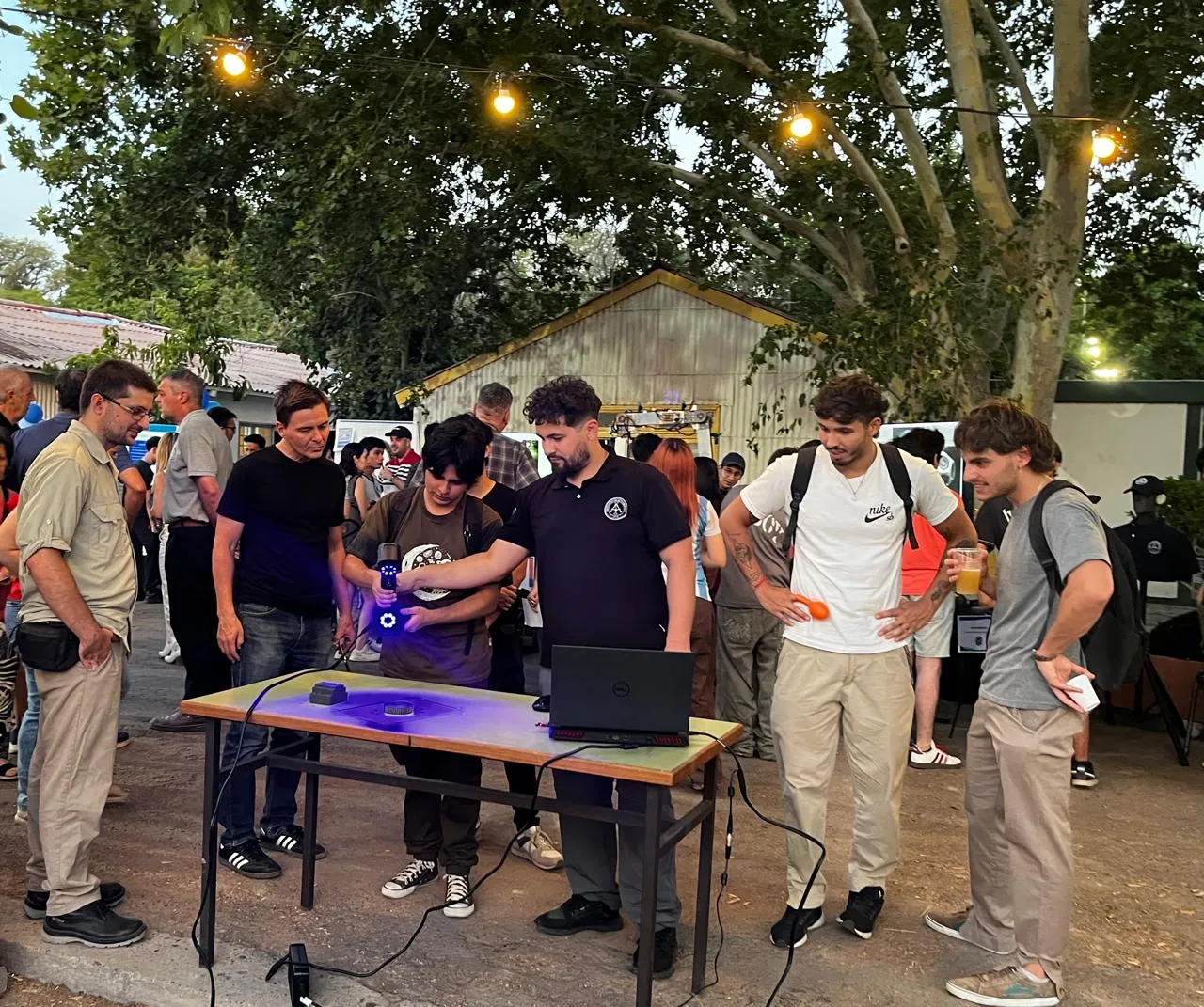 Estudiantes y visitantes en el stand del Departamento de Minas en La Noche de Puertas Abiertas de la Facultad de Ingeniería UNSJ.