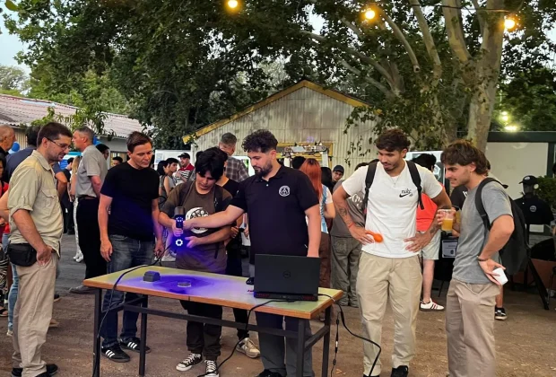 Estudiantes participando de un evento