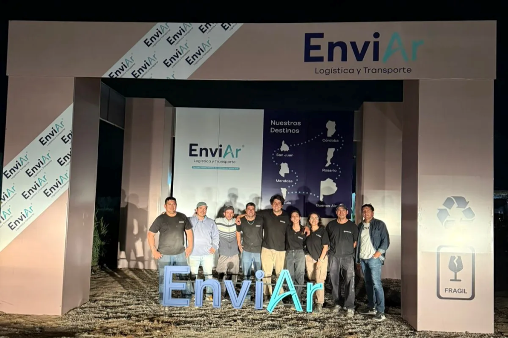 El equipo interdisciplinario de Punto Tres junto a un stand de alto impacto finalizado.