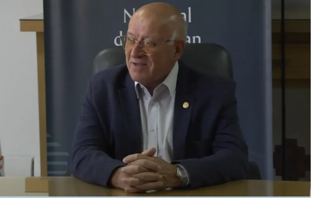 Contenido Original de ACERO Y ROCA Rector de la UNSJ Tadeo Berenguer durante la firma de convenio con empresa minera en San Juan.