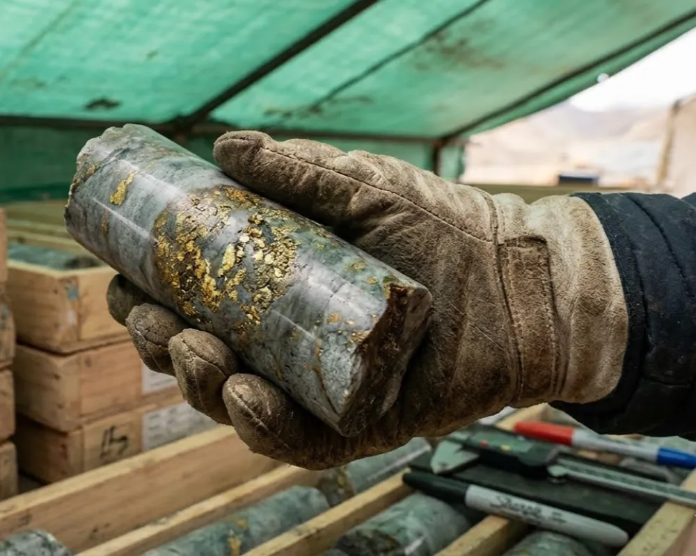 Contenido Original de ACERO Y ROCA - Prohibida su reproducción Análisis de muestras de roca con potencial de cobre y oro. Imagen ilustrativa de Acero y Roca.