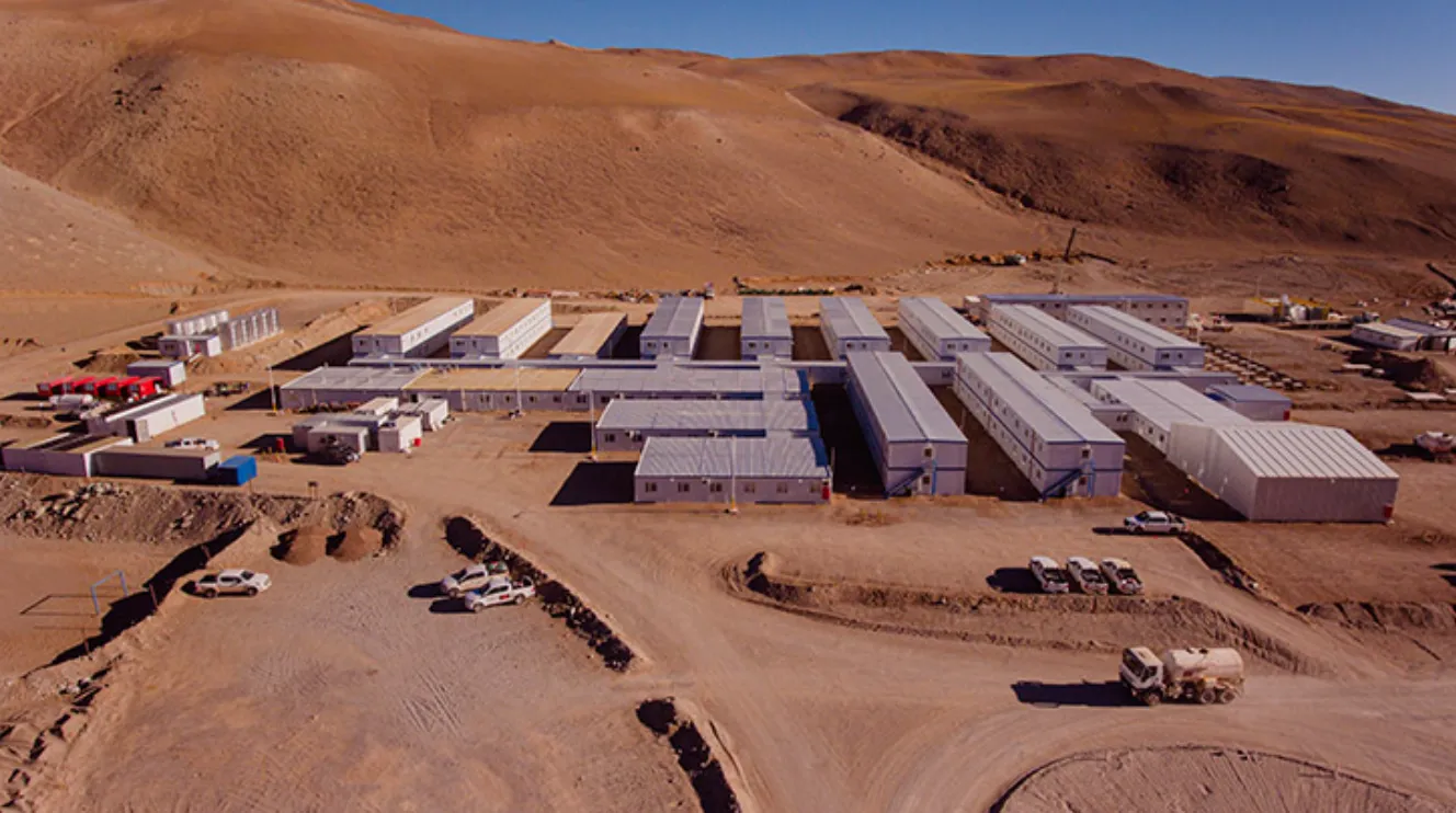 Operaciones de infraestructura y módulos habitacionales en el campamento minero en alta montaña para el empleo en Vicuña San Juan.