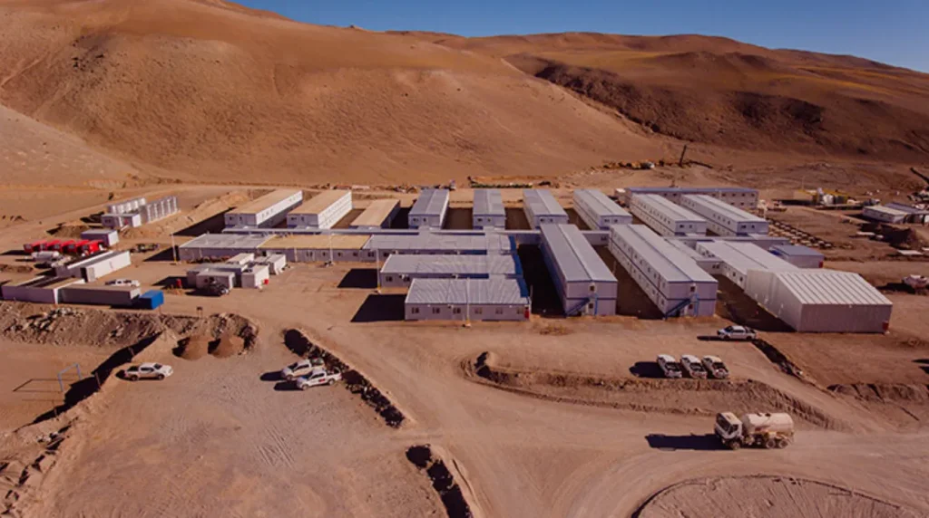 Vista aérea del campamento minero del Proyecto Vicuña en la zona cordillerana de San Juan.