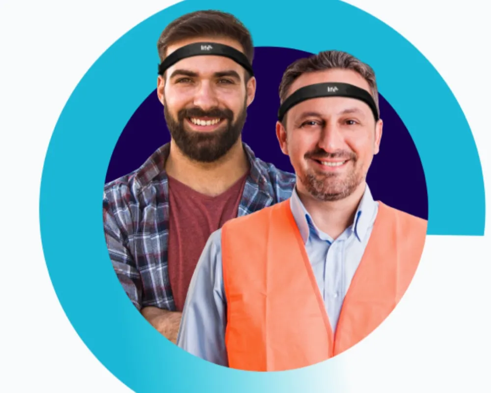 Dos conductores profesionales utilizando la vincha Life de PAP SRL para monitoreo de fatiga biométrica en minería.