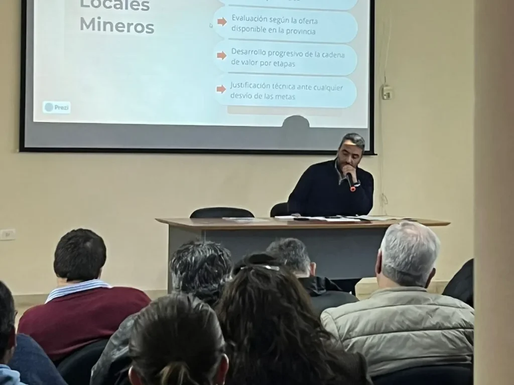 Foto de un funcionario explicando un proyecto de ley.