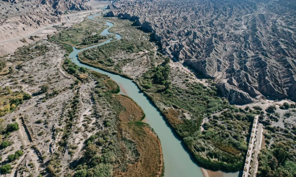 Vista aérea del cauce del río San Juan en zona de montaña.