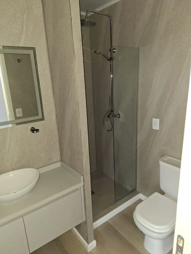 un baño de una casa modular desde adentro