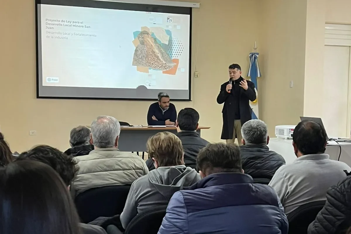 Foto de un funcionario explicando un proyecto de ley.