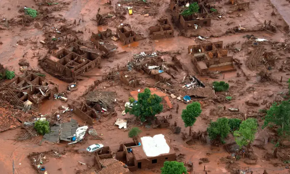 La rotura de una represa de residuos mineros de la empresa Samarco, propiedad conjunta de Vale de Brasil y BHP, liberó un torrente de lodo tóxico, espeso y rojizo. Imagen: Christoph Simon/ AFP.