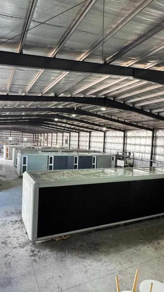 Plano técnico de arquitectura que muestra la distribución interna de una casa de 50 metros cuadrados: habitaciones, cocina-comedor y antebaño.